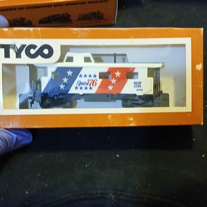 TYCO HO Scale Spirit of ’76 Locomotive White Blue Red Plastic