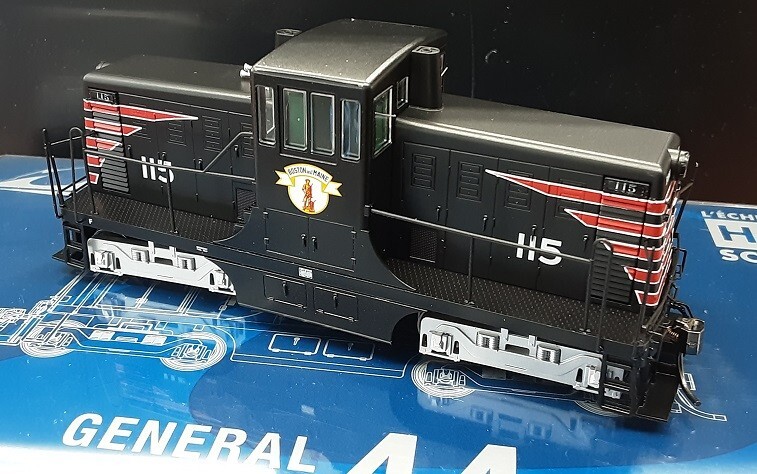Rapido HO GE 44 Tonner Locomotive Standard DC Boston & Maine #48006 Cab 117