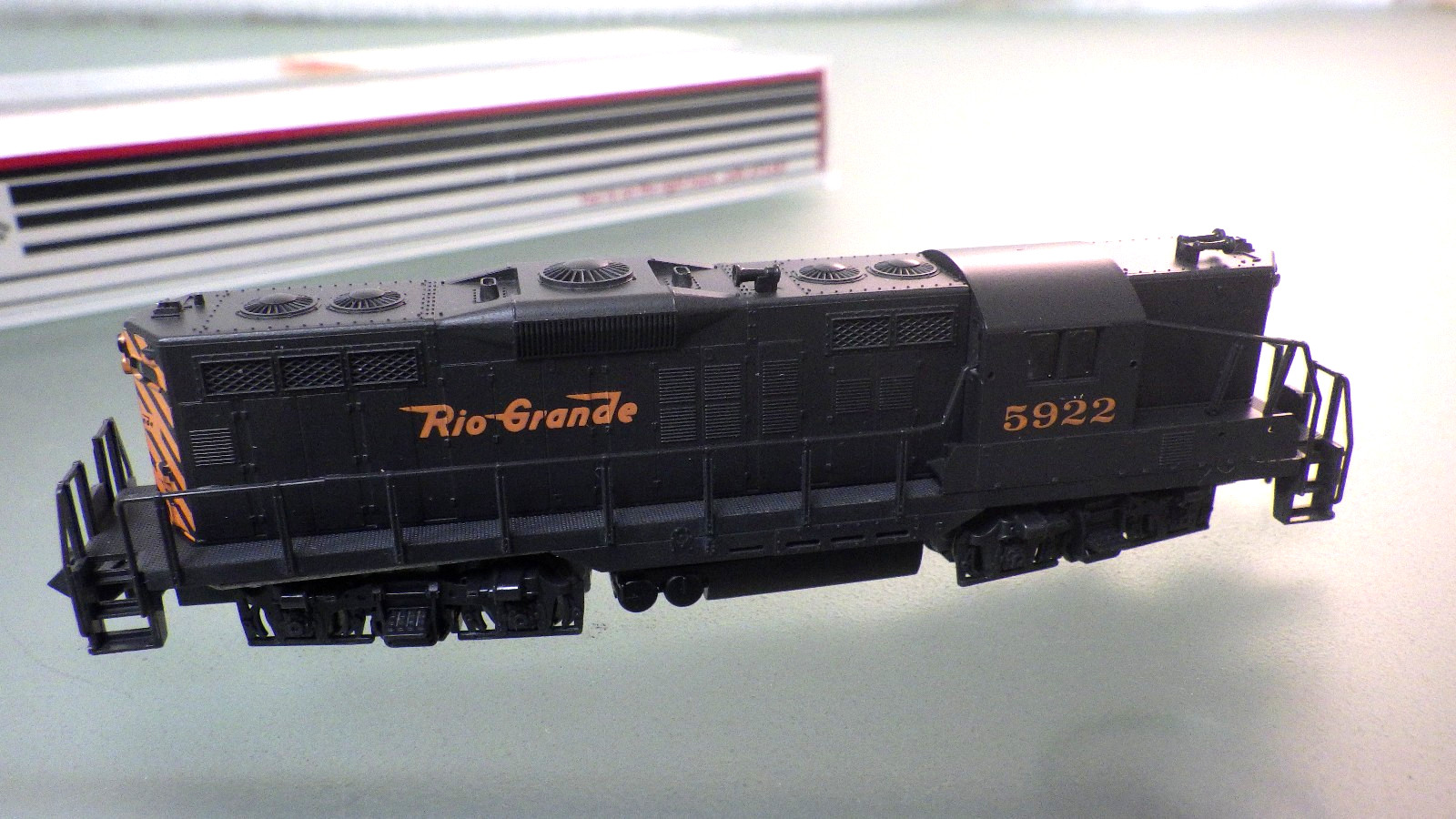 N-Atlas / Kato Powered GP-9 Locomotive Engine in Box * Rio Grande loose railing