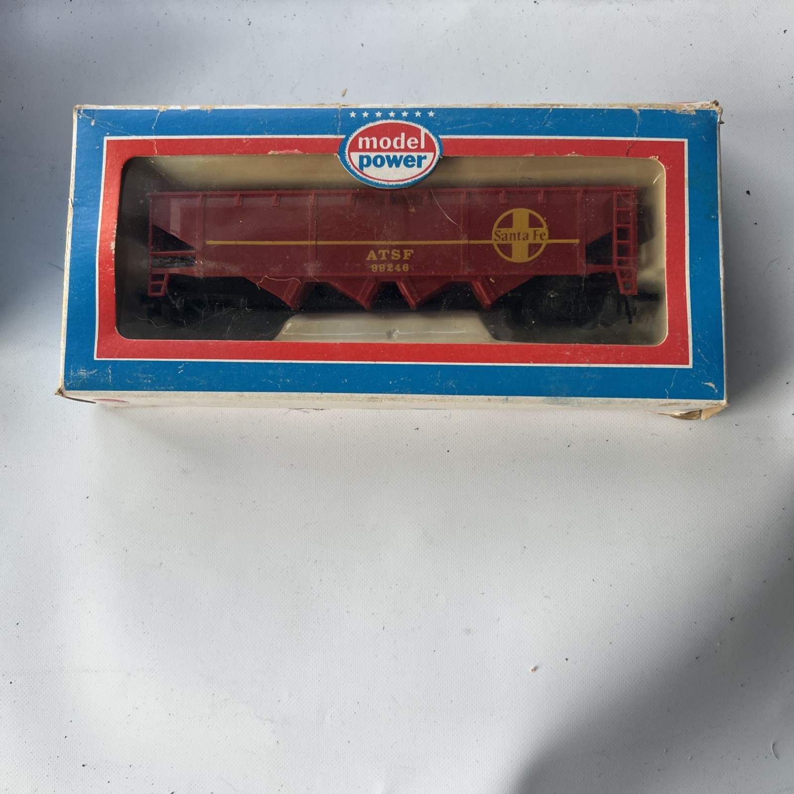 HO Model Power F3 Santa Fe Diesel 6730 & 6731, 8032, 8050, & 6915 Cattle Car