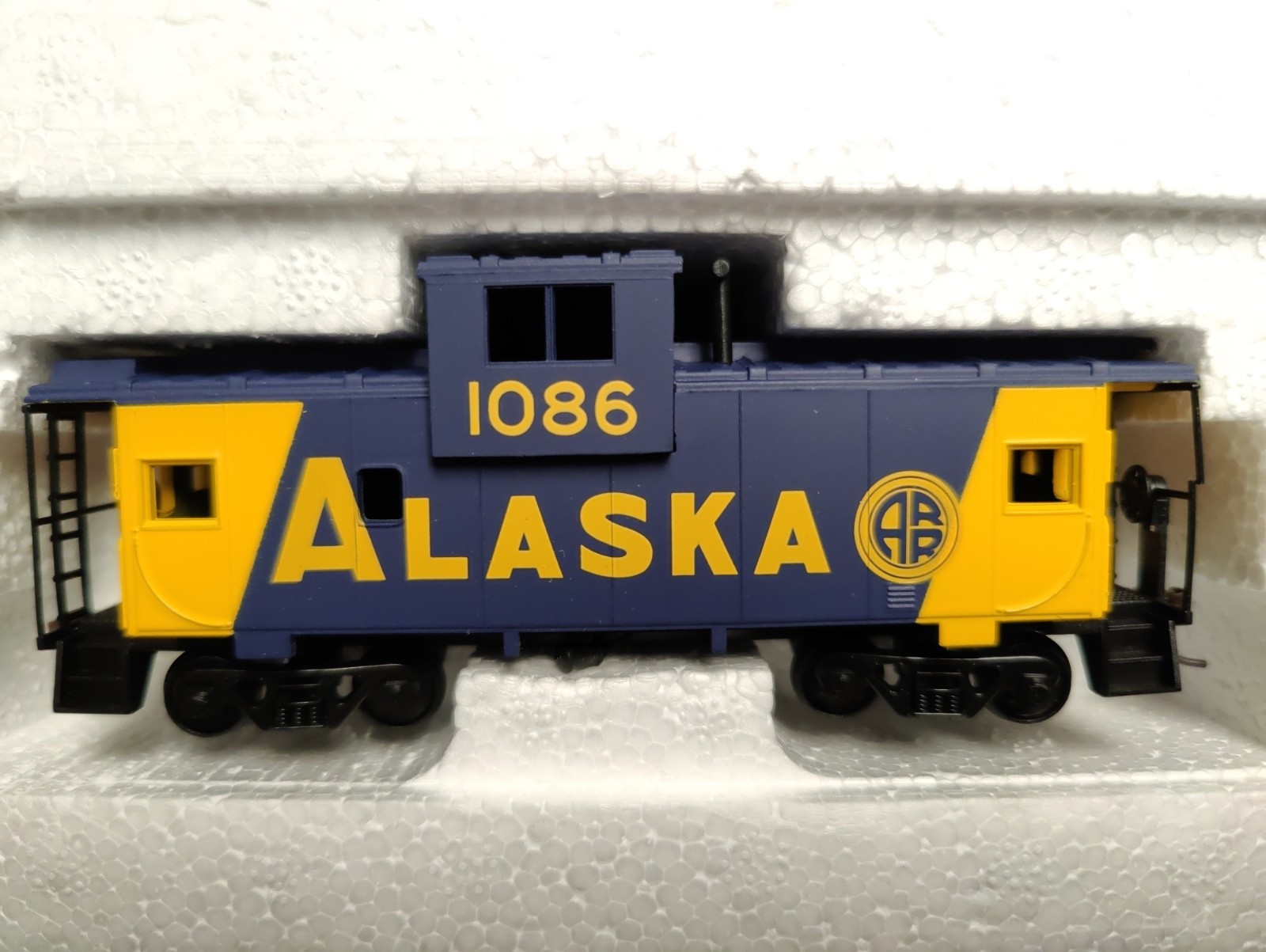 HO Walthers Trainline EMD GP9M Loco Alaska RR #1802 & caboose #1086 NEW IN BOX