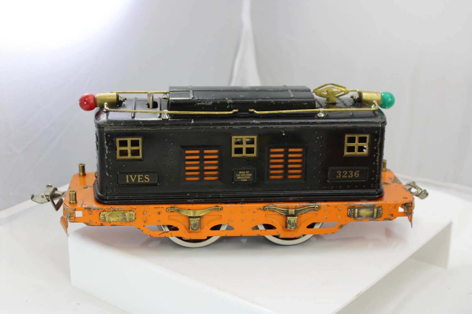 Pre-War Ives – Wide Gauge Halloween/Tiger Passenger Set – #1071 – 1930