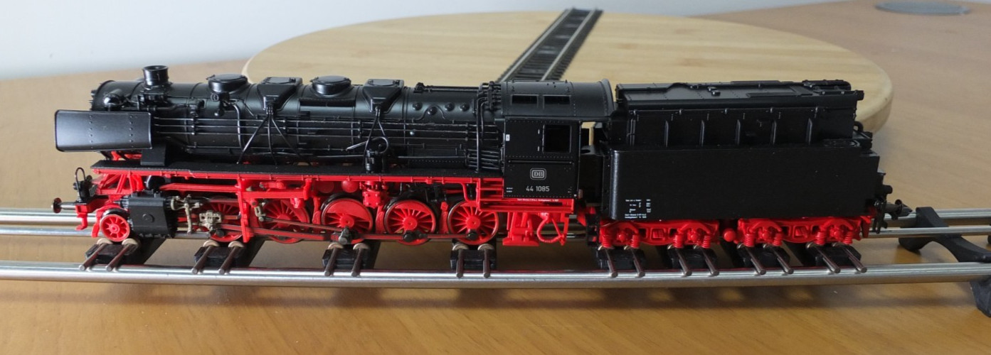 Roco 43260 HO gauge DB BR 44 oil fired Steam locomotive in black livery