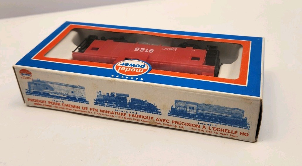 MODEL POWER HO 9125 OFFSET CUPOLA CABOOSE RED SAFETY RAIL CAR NOS C41
