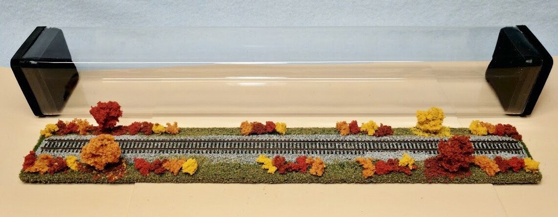 Z SCALE 14″ DISPLAY TUBE – ‘FALL FOLIAGE SCENE’- FOR ANY Z LOCOS AND CARS