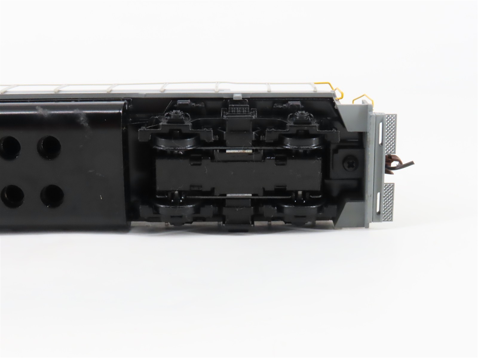 HO Scale Athearn L&N Louisville & Nashville GP35 Diesel #1109 – UNPOWERED