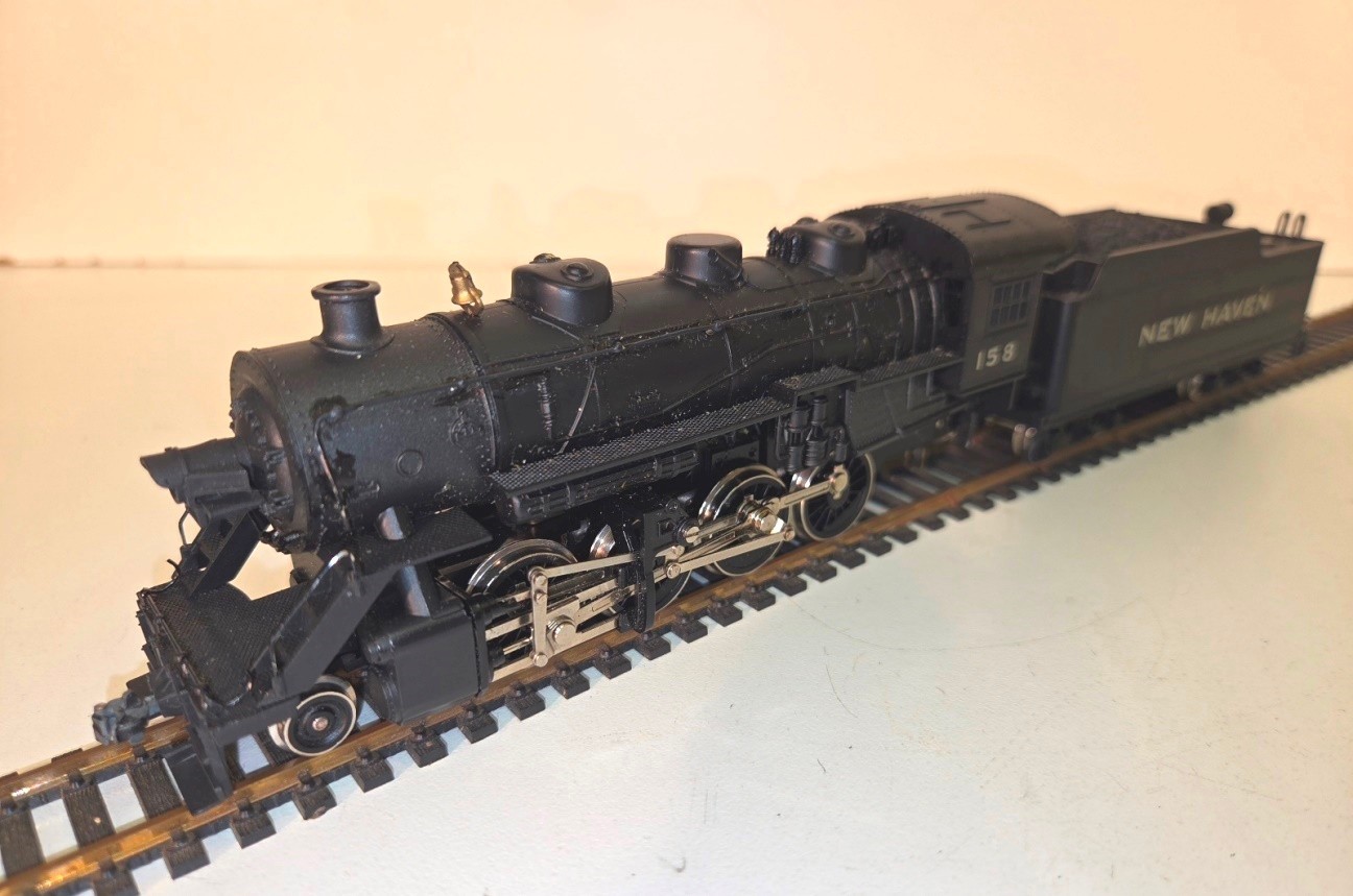 Vintage HO / IHC NEW HAVEN 2-8-0 Consolidation Locomotive & Tender w/ (4) Cars