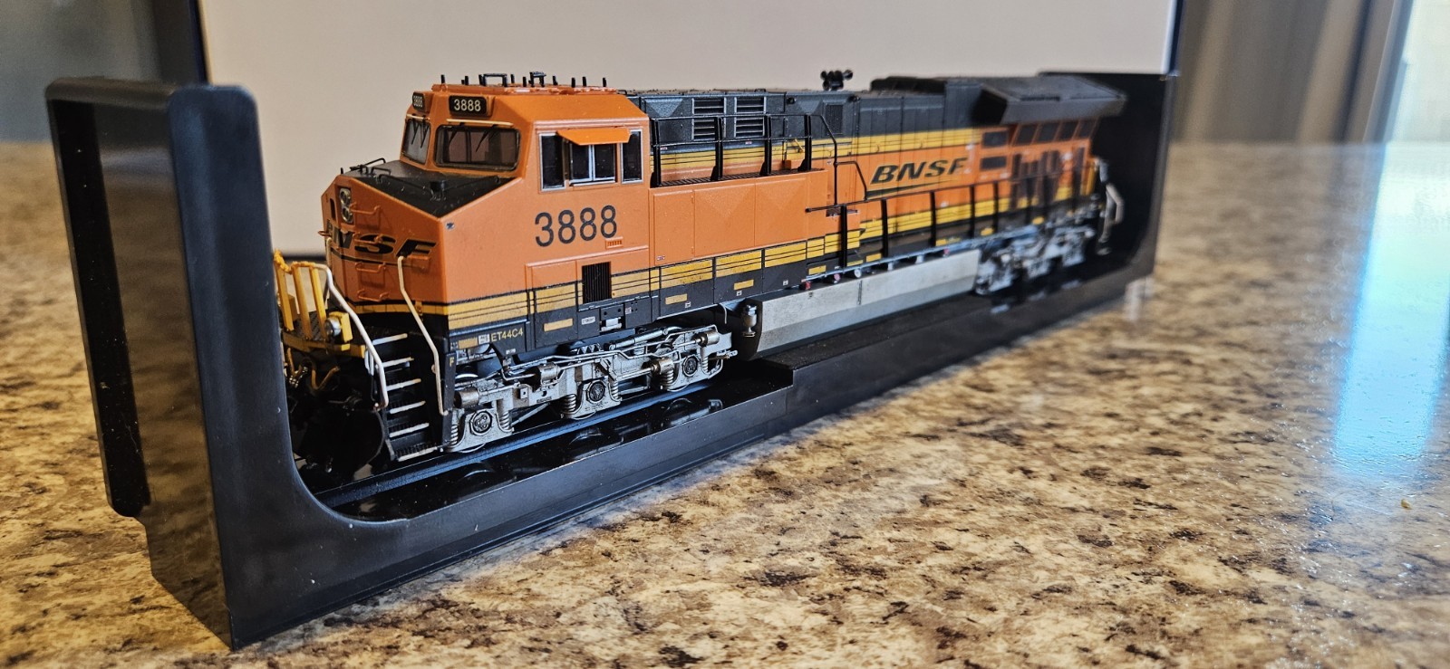HO Scale InterMountain BNSF No 3888 ET44C4 DCC SOUND EQUIPPED