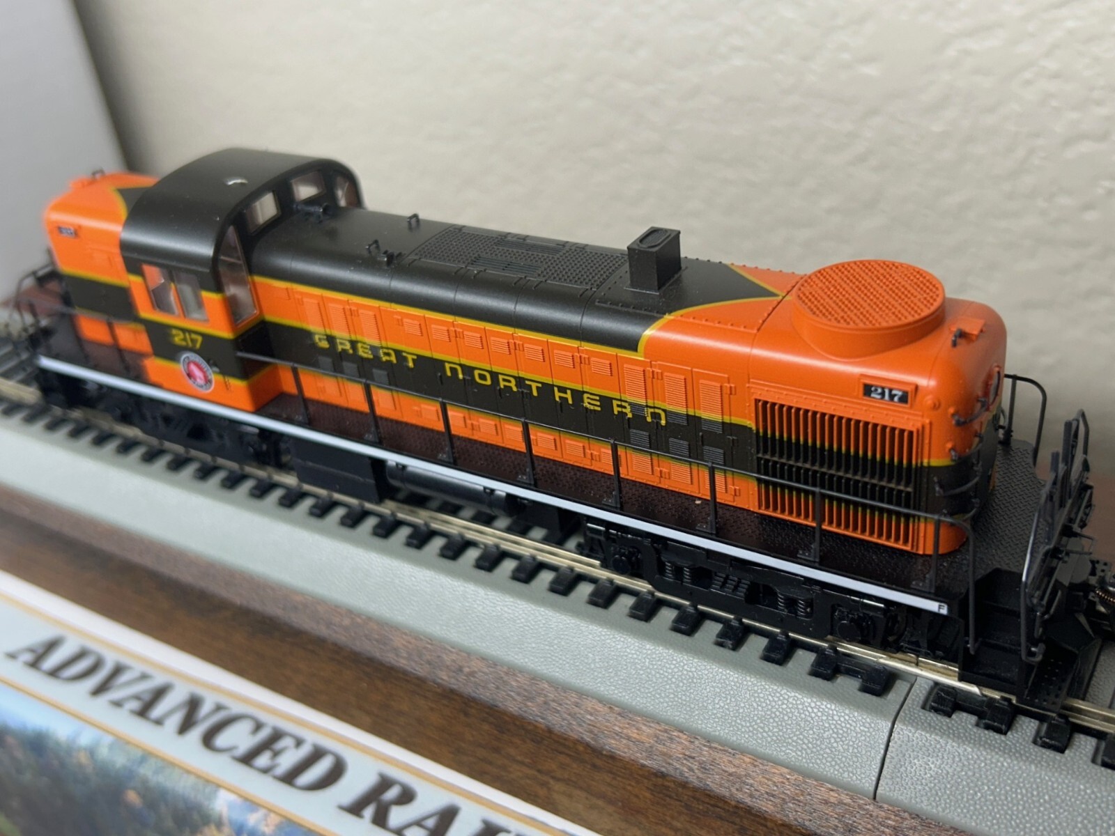 GREAT NORTHERN – ALCO RS-2 ROAD SWITCHER LOCO DC/DCC Ready HO Scale NEW KATO OOP