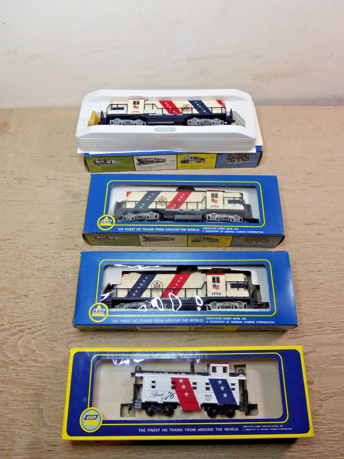 AHM 5012N GP 18 Diesel Spirit of 1776 Seaboard Locomotive, Dummy’s, Caboose