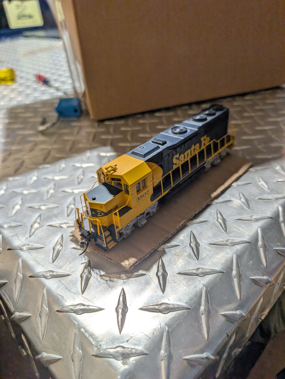 Santa Fe 3507 HO Scale Model Diesel Locomotive Engine Yellow Blue