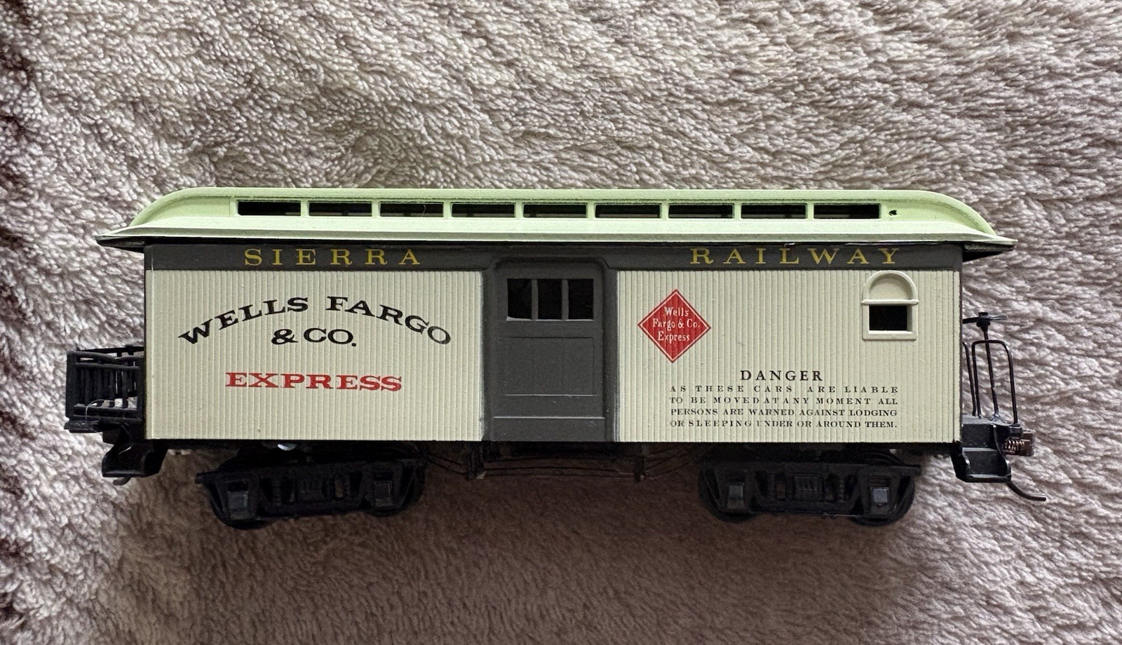 Mehano Nickel Plate Road 4/6/2 Steam Locomotive #721 SET Virginia & Truckee