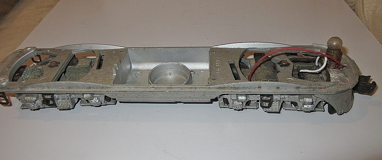 LIONEL #2343/#2345 F3 NON POWER A UNIT FRAME WITH TRUCKS,