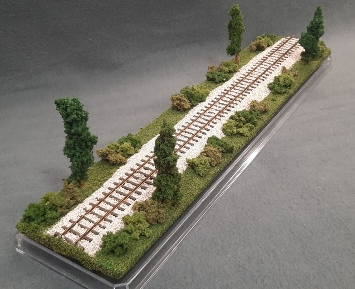 HOn3 SCALE 16″ SINGLE TRACK- NARROW GAUGE- “SUMMER SCENE” DISPLAY CASE- FOR HOn3
