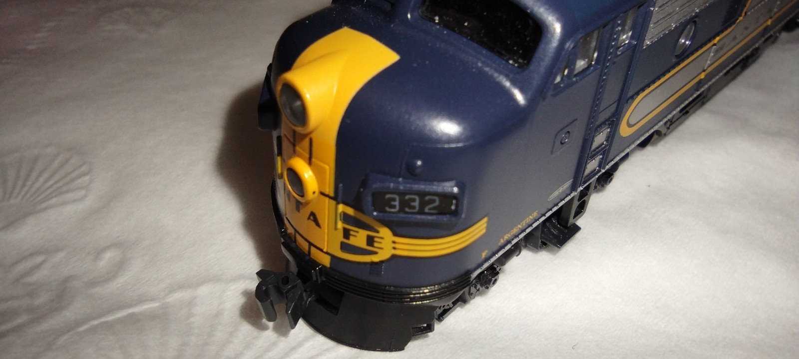 Kato N #176-2126/176-2213 F7A/F7B Santa Fe Bluebonnet #332 (Powered Set)