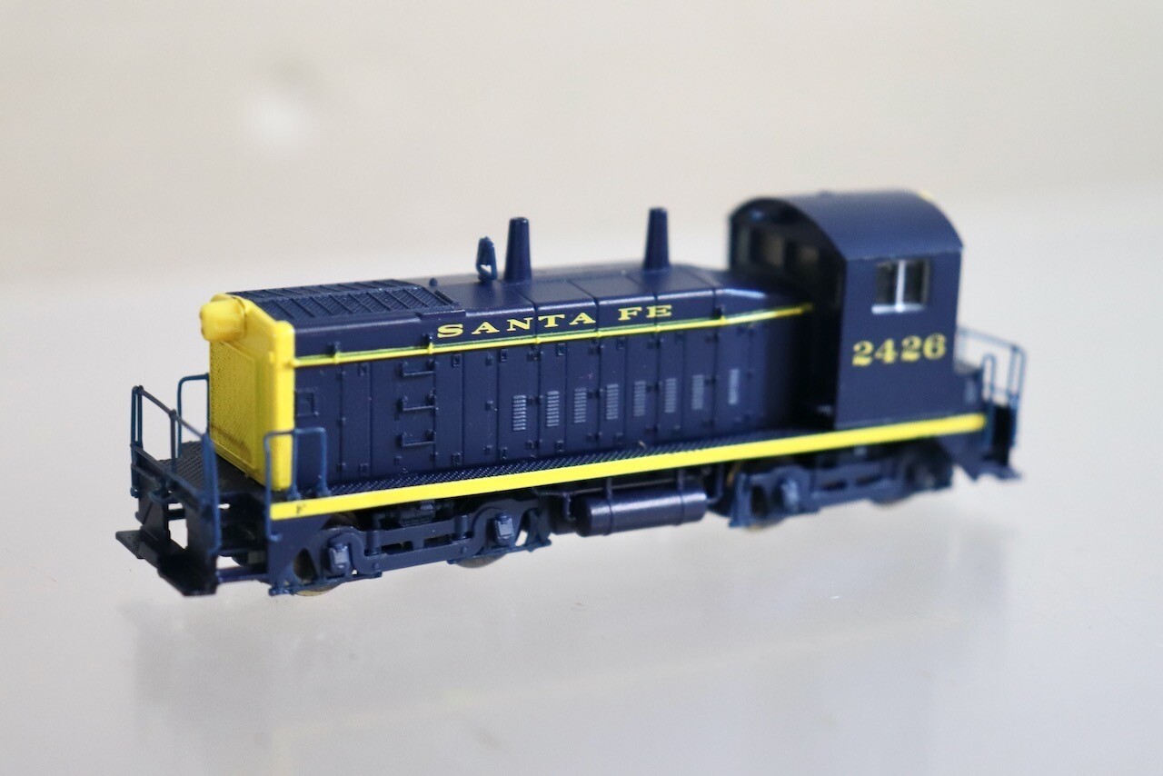 LIFE-LIKE 7500 SANTA FE AT&SF CLASS SW9 / 1200 DIESEL LOCOMOTIVE 2426 on