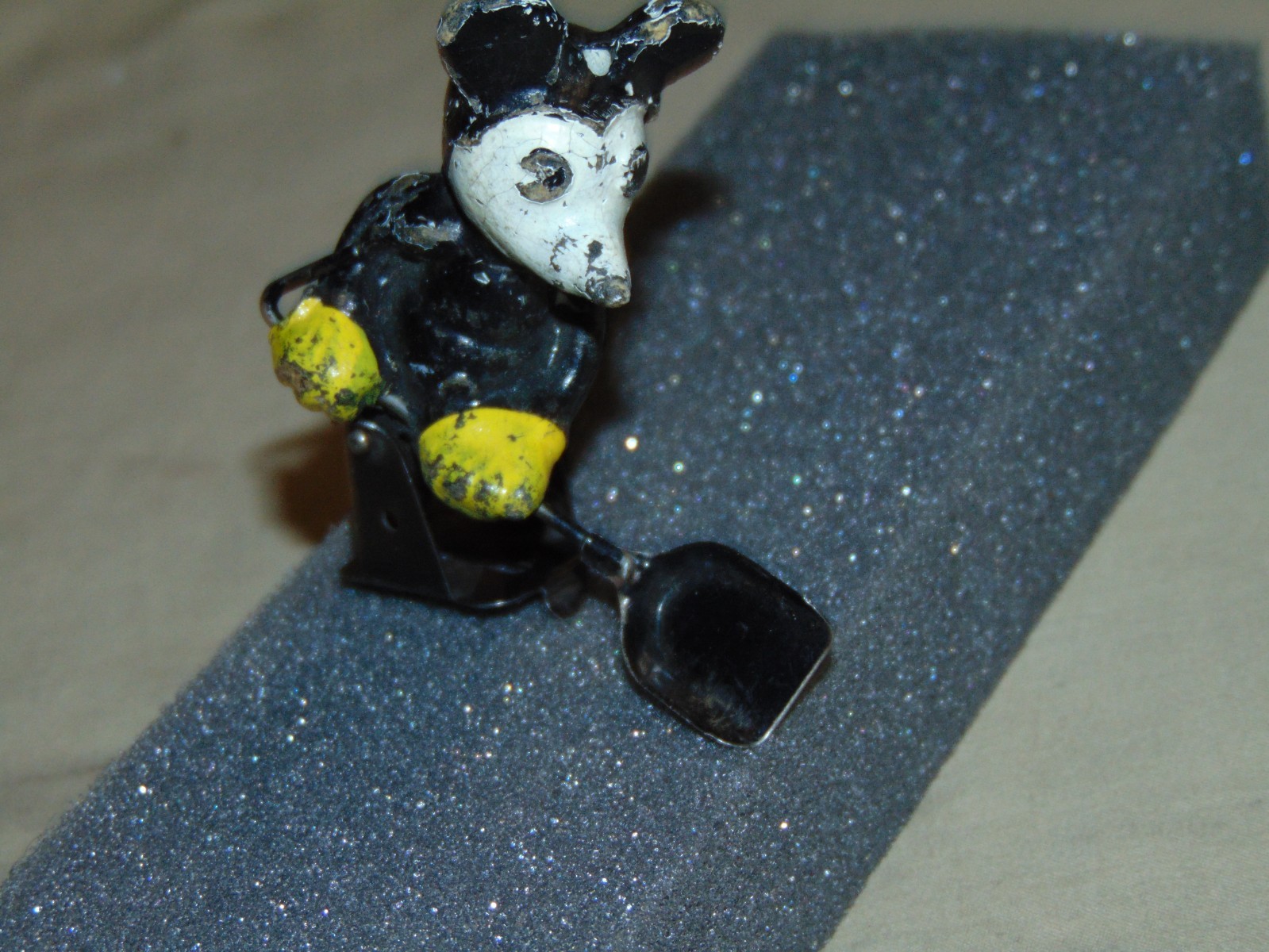 LIONEL O 1508 MICKEY MOUSE STOKER FIGURE – ORIGINAL FIGURE ON BRACKET + SHOVEL