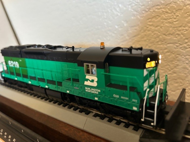 BURLINGTON NORTHERN PATCH SD9 HIGH HOOD LOCO- DCC – HO Scale “QUANTUM SOUND” NEW