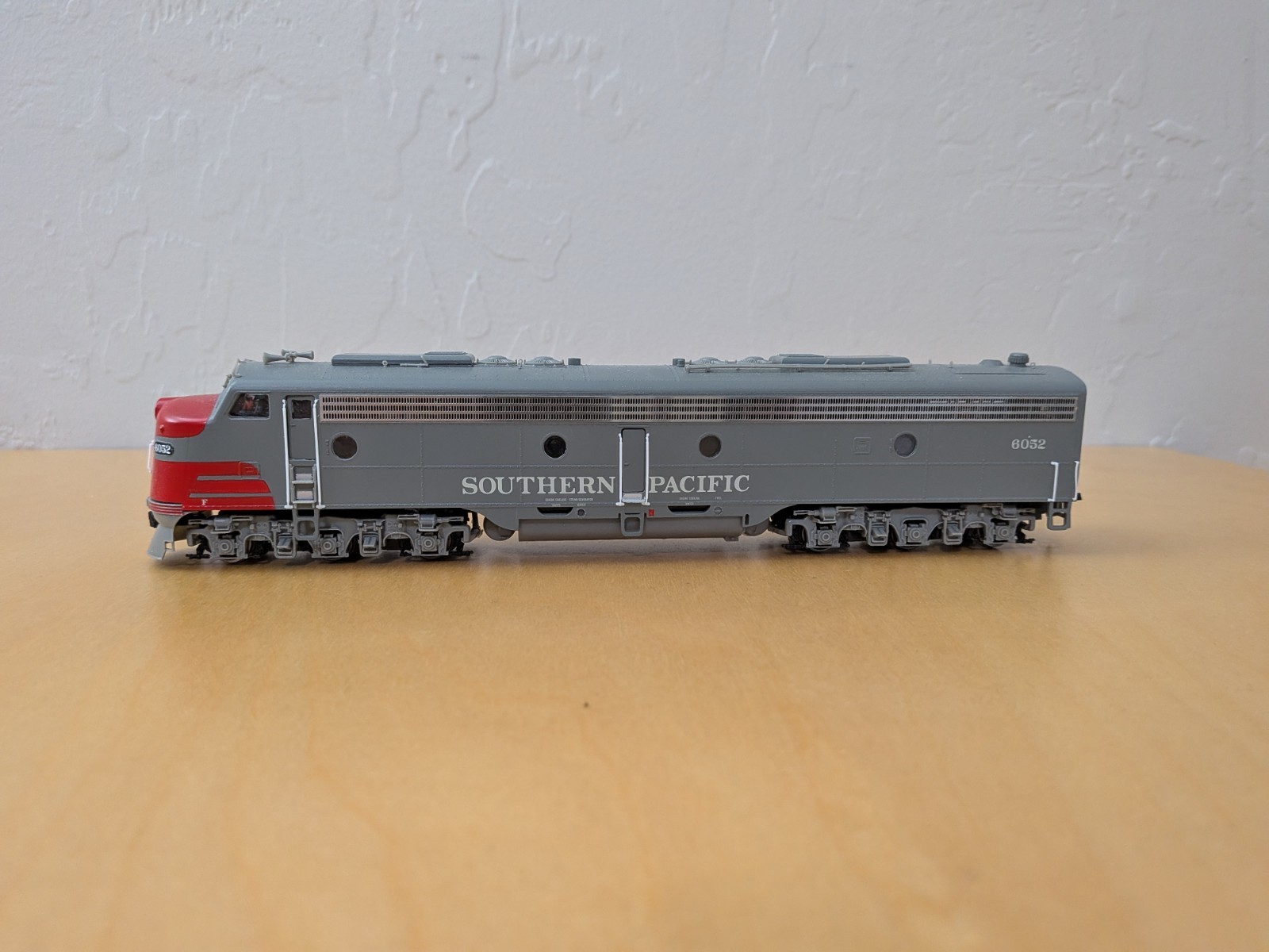 HO Proto 2000 EMD E8/9A Diesel Locomotive Southern Pacific #6052 DC