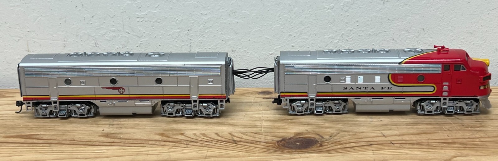 HO Scale Bachmann Santa Fe Train #390 wired w/ car (NOT SURE OF FUNCTIONALITY)