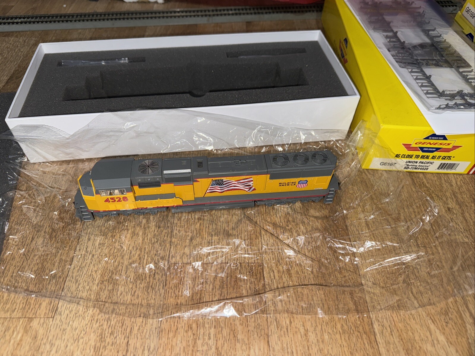 HO Genesis Union Pacific UP SD-70M diesel locomotive 4528 Building America Run