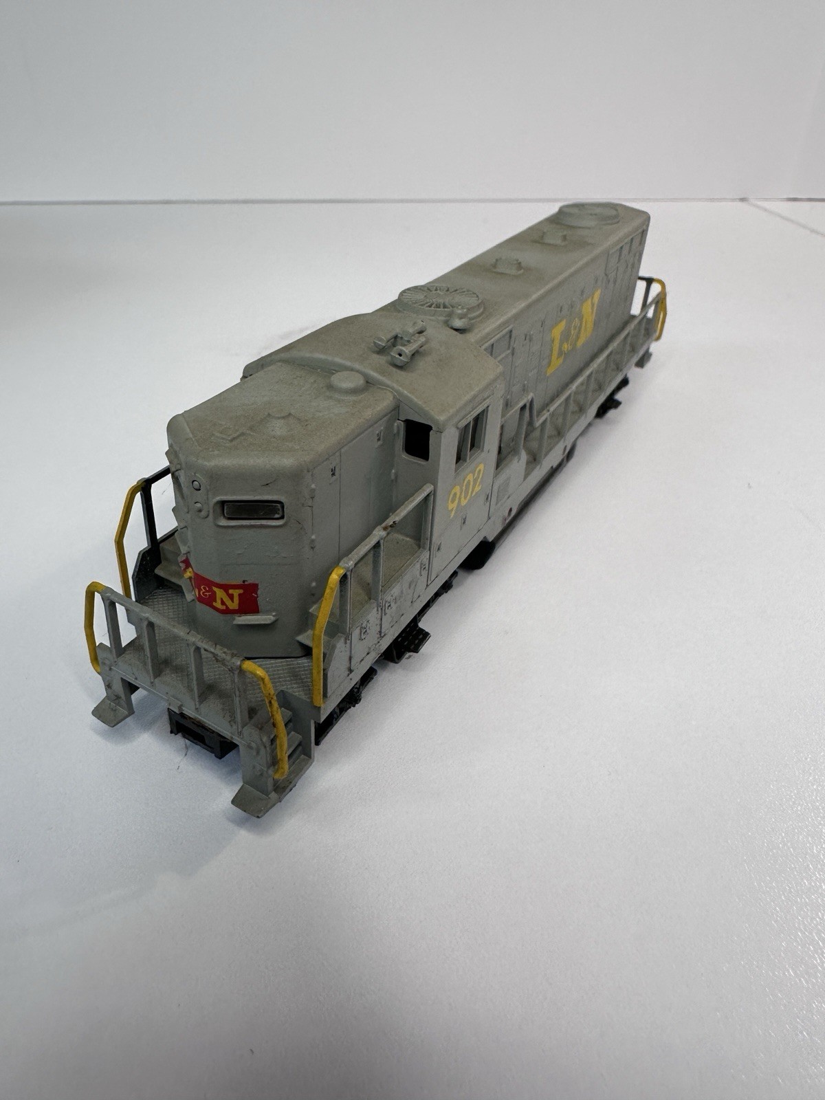 AHM EMD GP-18 Diesel Loco L&N #902