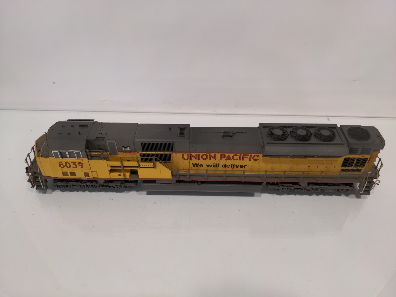 Kato HO 37-6358 SD90/43MAC Locomotive Union Pacific UP 8039 Light Weathering