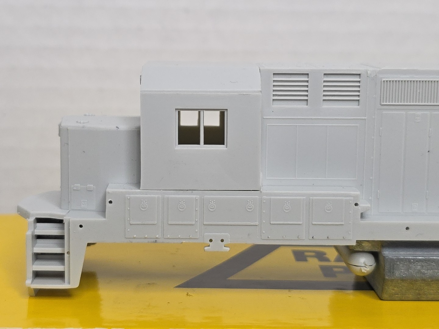 Rail Power Products HO Scale Undecorated GE Dash 8-40B Diesel Loco Shell/Chassis