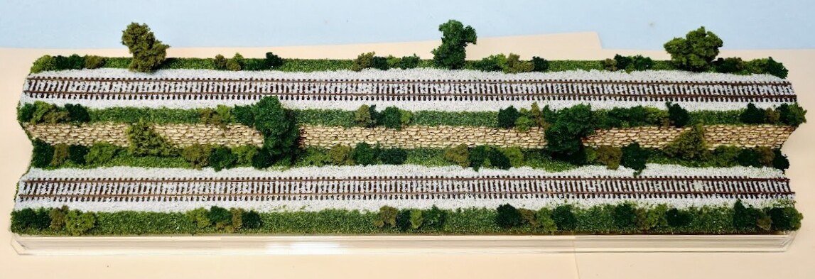 Z SCALE 16″ 2-LEVEL TRACK -SUMMER SCENE-DISPLAY CASE-FOR ANY Z TRAIN