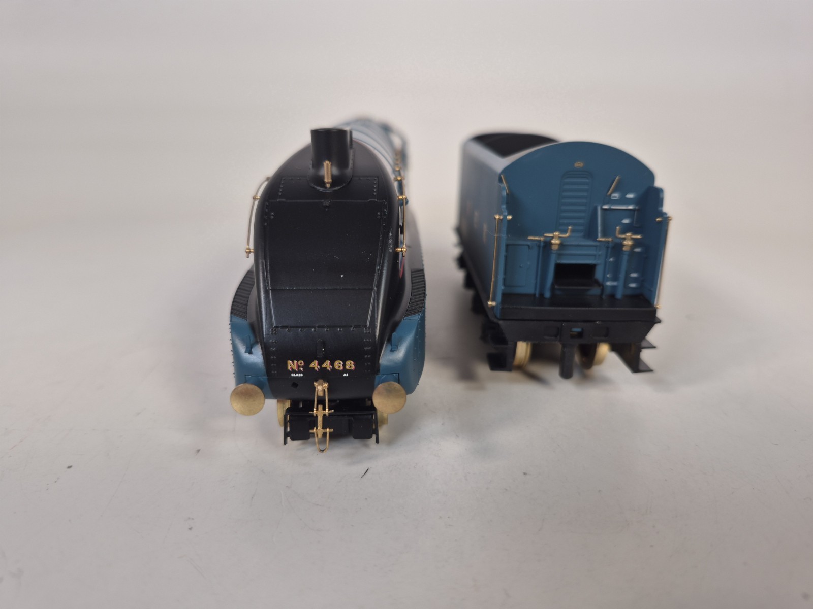 Hornby Mallard No. 4468 70th Anniversary Limited Edition LNER Steam Locomotive