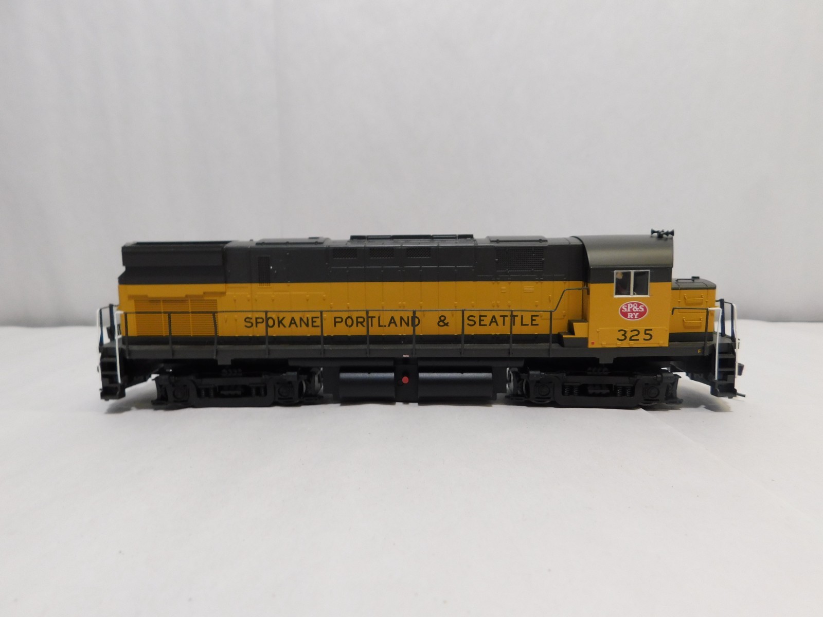Atlas 10-002-568 HO Scale C425 Phase 2 Locomotive, DCC+Sound, SP&S #325