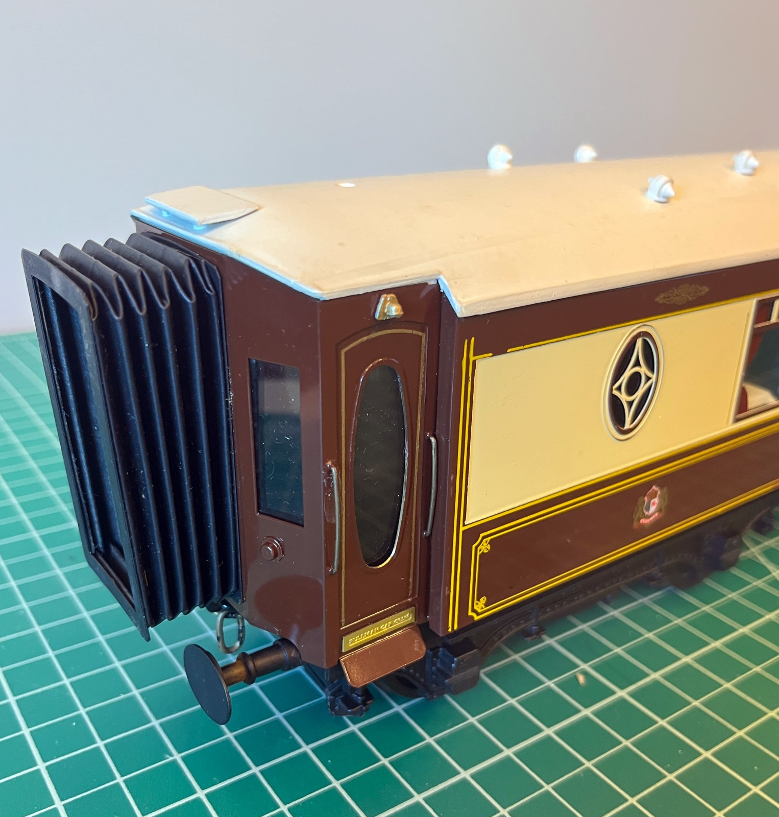 J&M Models Gauge 1 Spur 1 British Pullman First Class Parlour Car – “Zena”