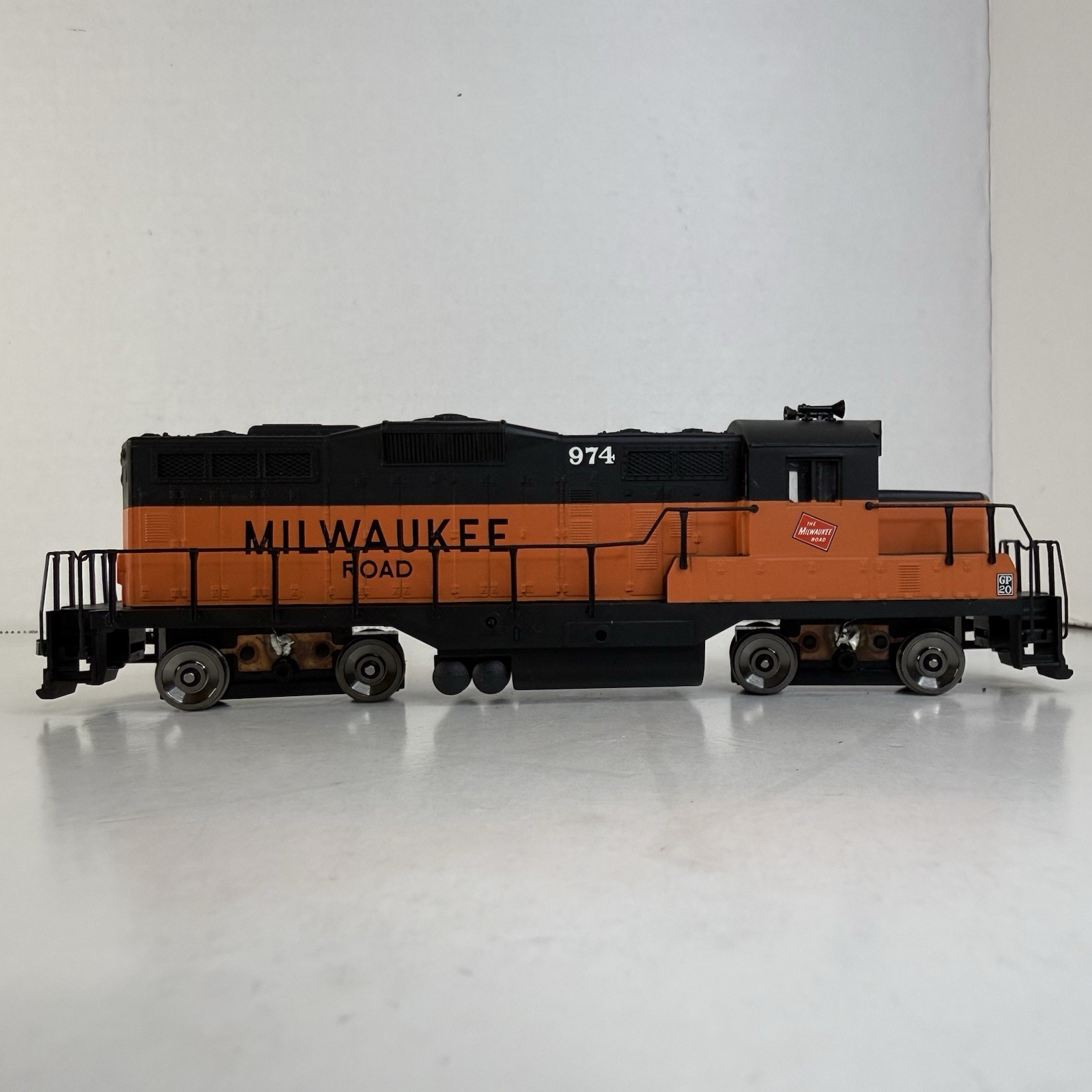 1996 HO Scale Walthers Train line GP9M Milwaukee Road locomotive 974 freight car