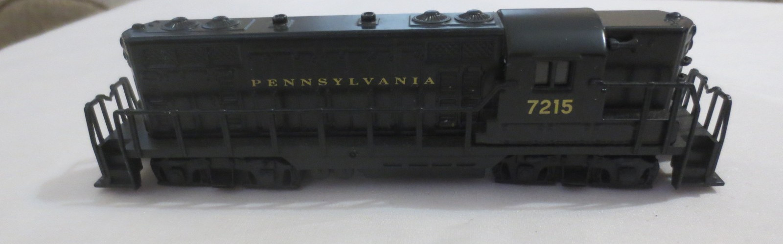 Lionel Locomotive 7215 PA GP-9 series With Decorative Tin 1998