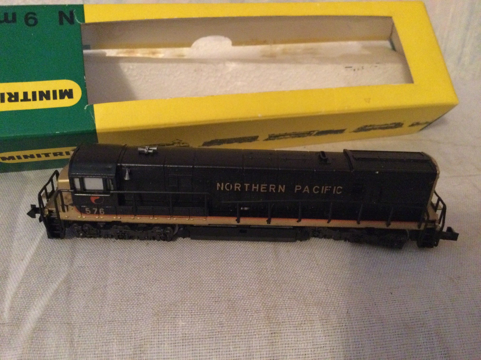 TRIX N SCALE DIESEL LOCOMOTIVE NORTHERN PACIFIC 576 GERMANY