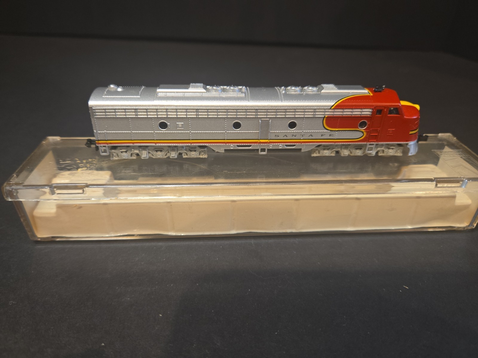 Life-Like Santa Fe E8 Locomotive 7158 AT&SF Broken Footrails! See Details!