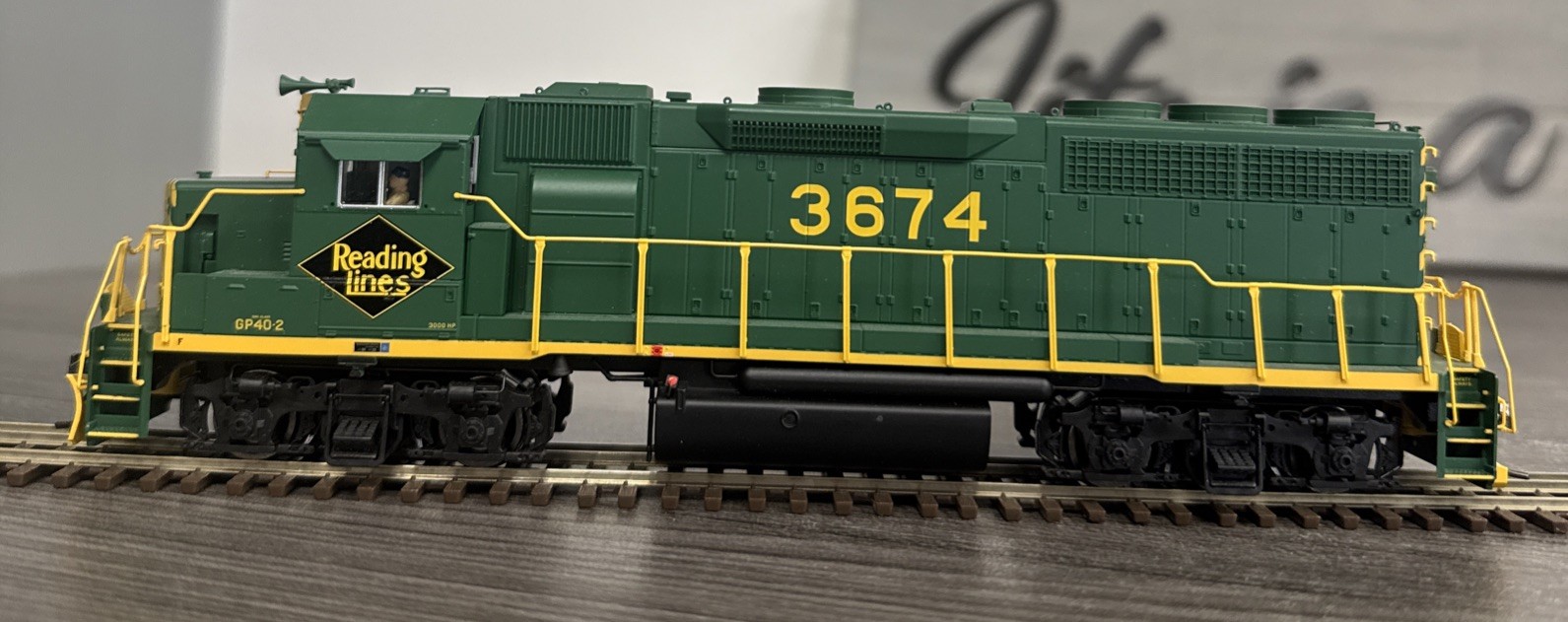 Atlas Master Series Gold HO #10000413 Reading GP40-2 #3674 – DOES NOT RUN!