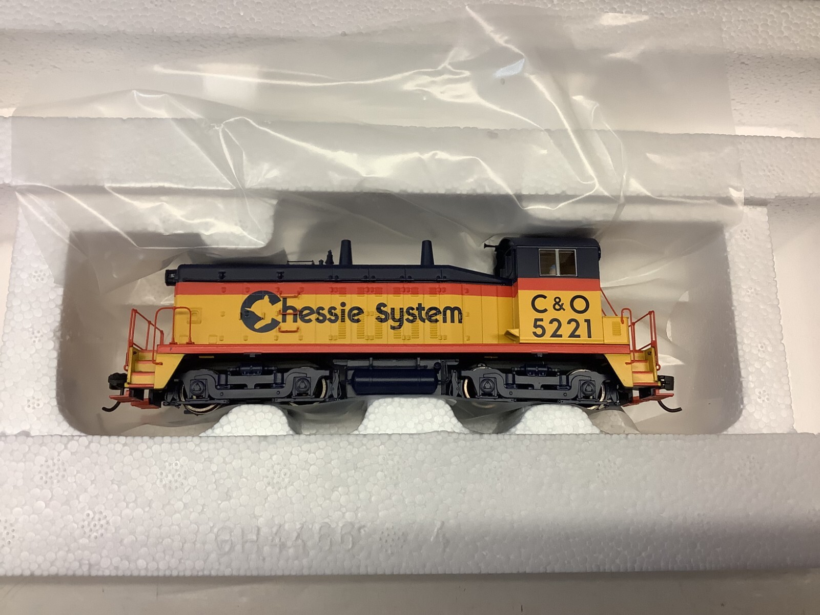 Walthers Mainline #910-10664 HO scale “C&O” SW7 (phase2) DCC READY Rd.#5221