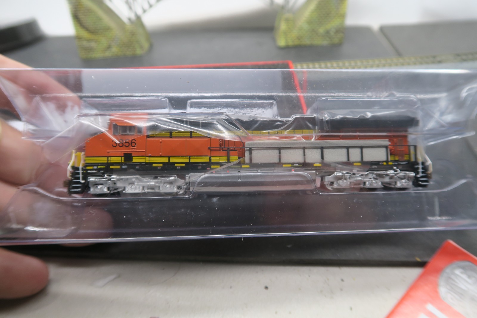 SCALETRAINS RIVET COUNTER N SCALE SXT30609 GE TIER 4 BNSF RWY ET44C4 #3856!