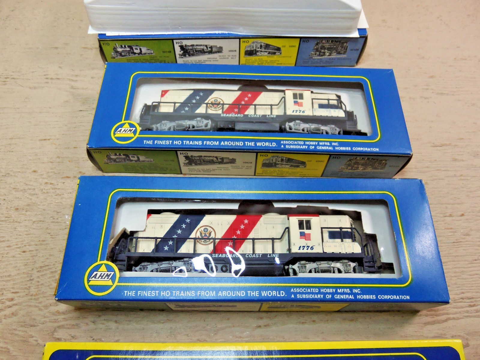 AHM 5012N GP 18 Diesel Spirit of 1776 Seaboard Locomotive, Dummy’s, Caboose