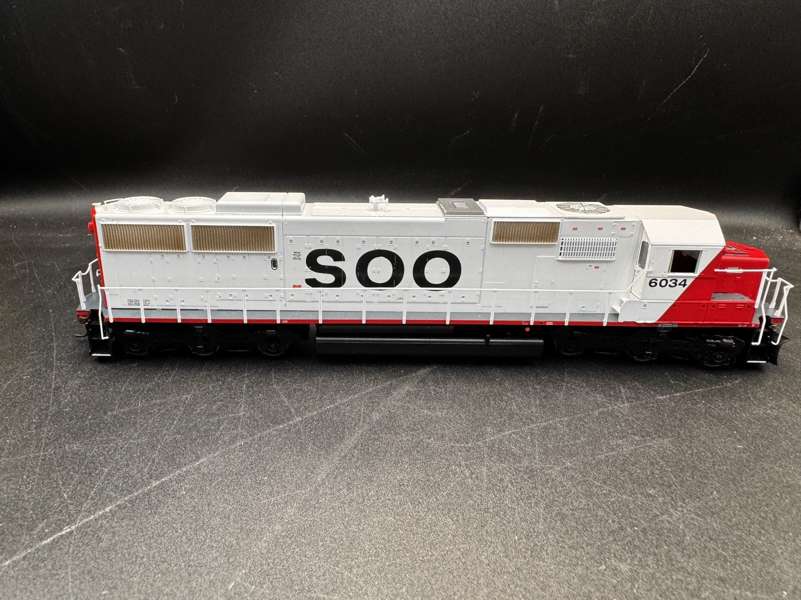 Athearn RTR 6034 Soo Line SD60 Red/White Ho Scale DC/DCC Ready 79863