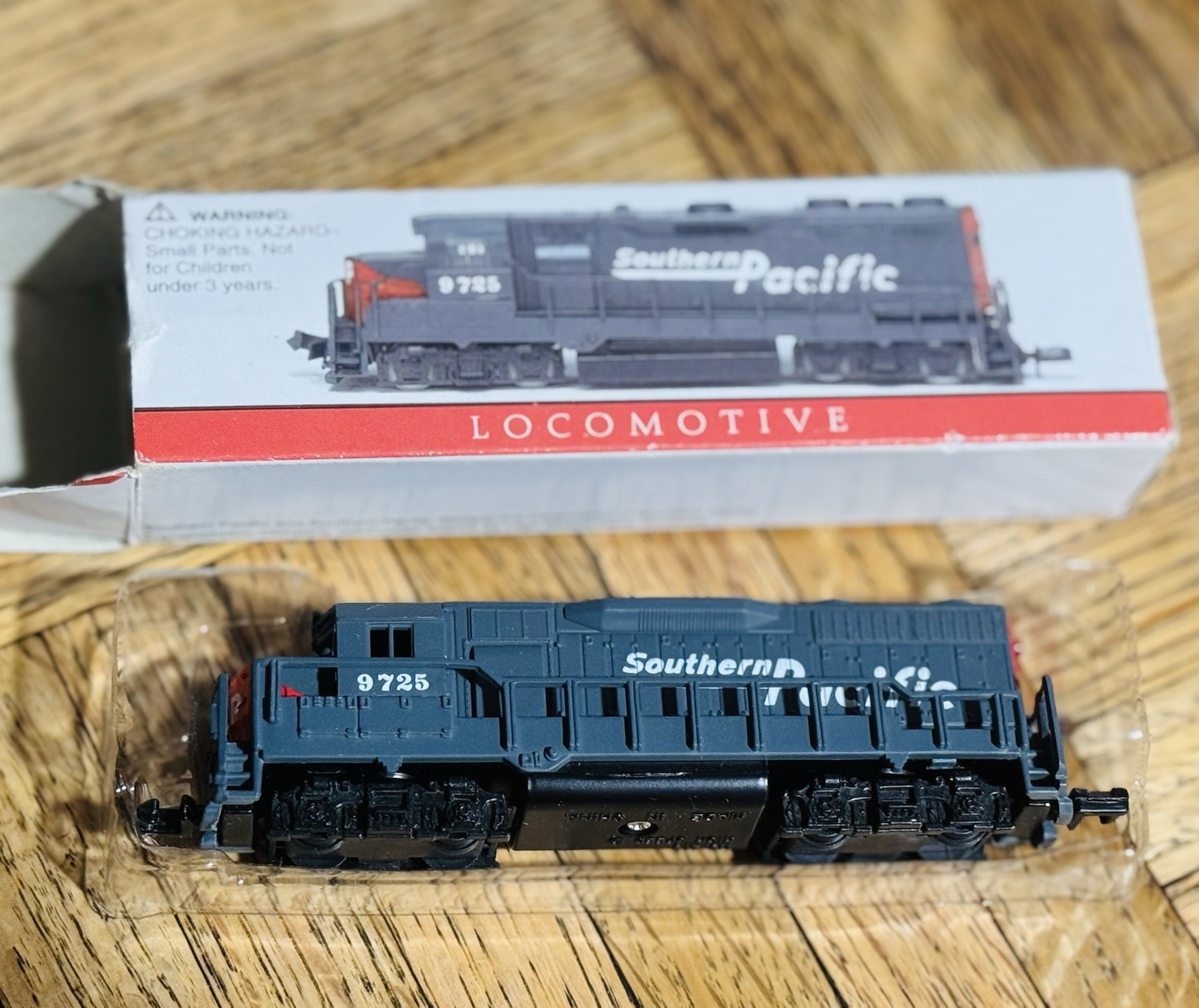Southern Pacific Locomotive # 9725 Model Train No 418 High Speed N Scale w Box