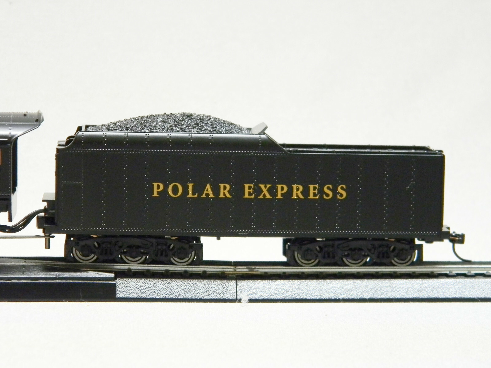 LIONEL HO SCALE POLAR EXPRESS 2-8-4 REMOTE ENGINE & TENDER bluetooth 871811010-E