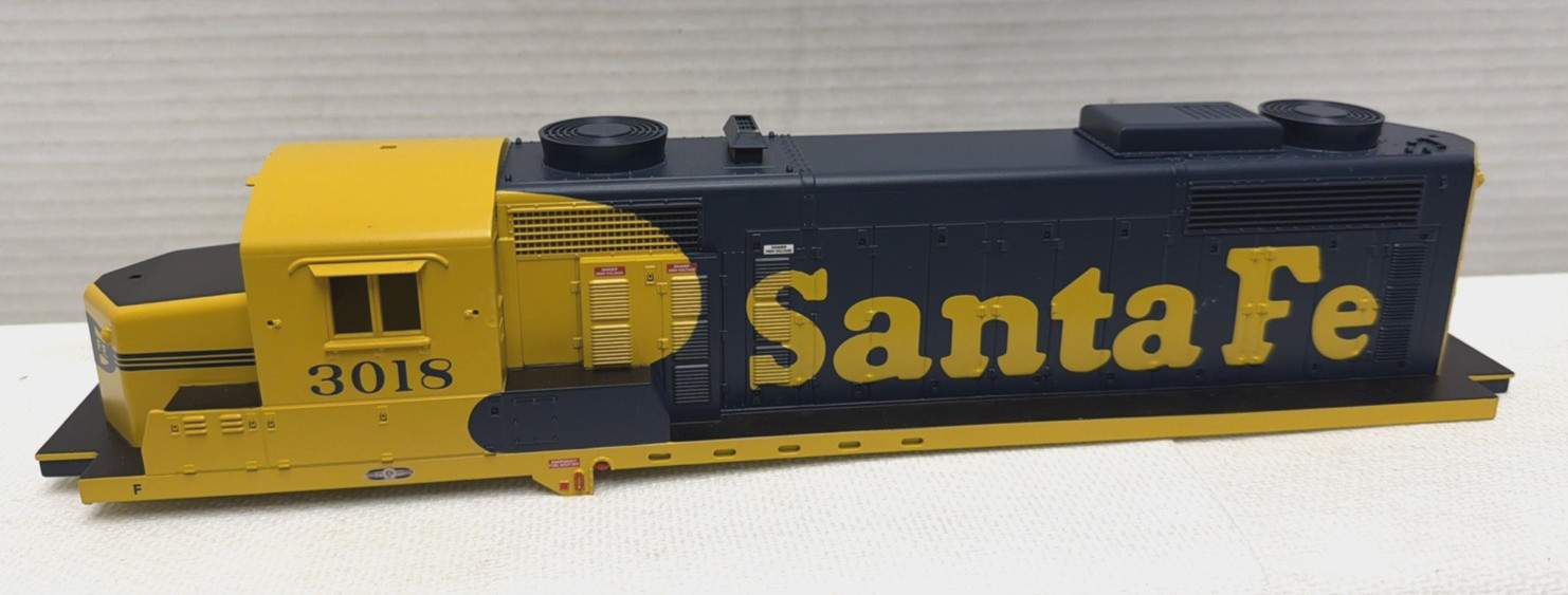 MTH O-GAUGE GP-20 SANTA FE 3018 DIESEL LOCOMOTIVE SHELL ONLY – 13-1/2″L