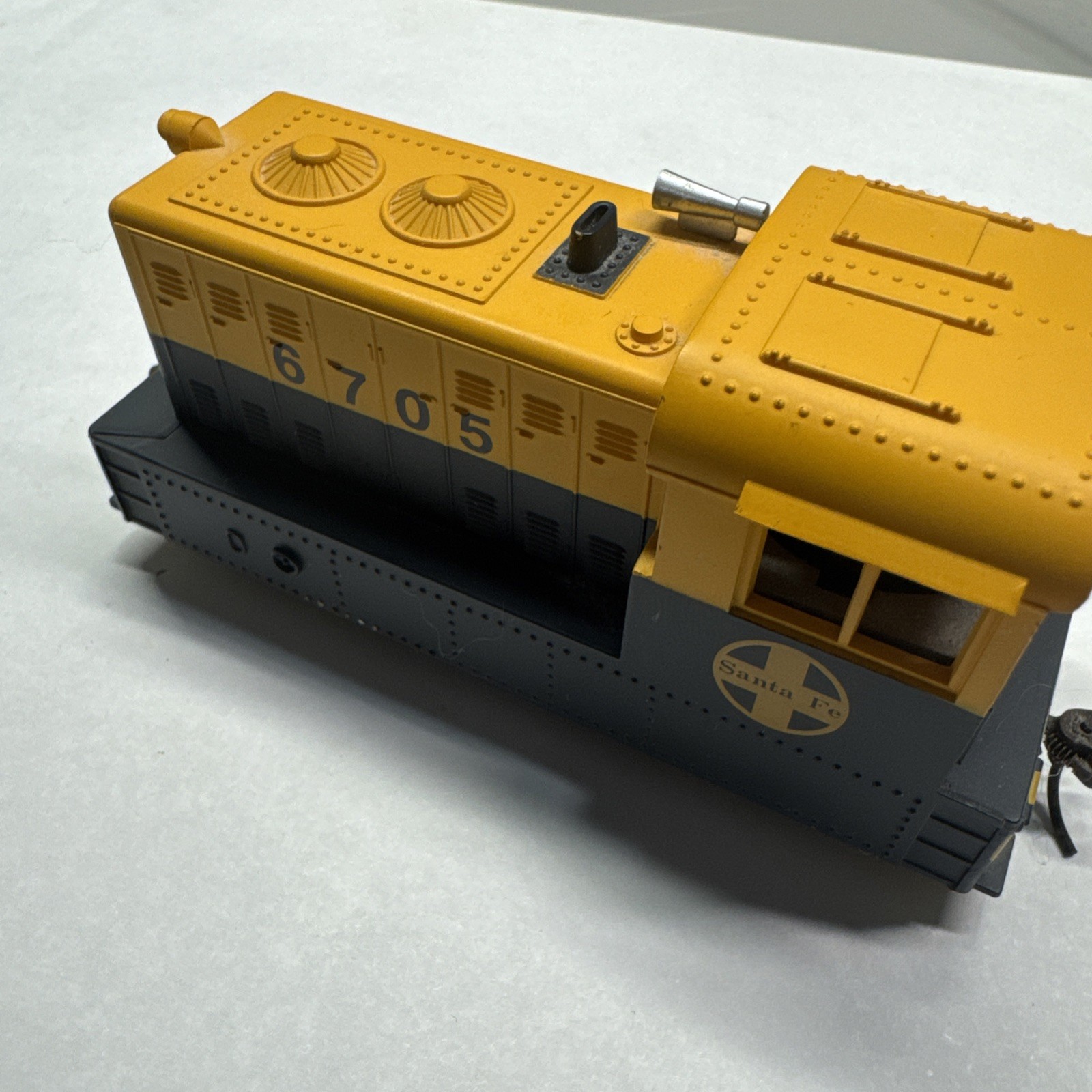 Model Power 6705 ATSF Santa Fe Porter Hustler Diesel Switcher #6705 HO Train