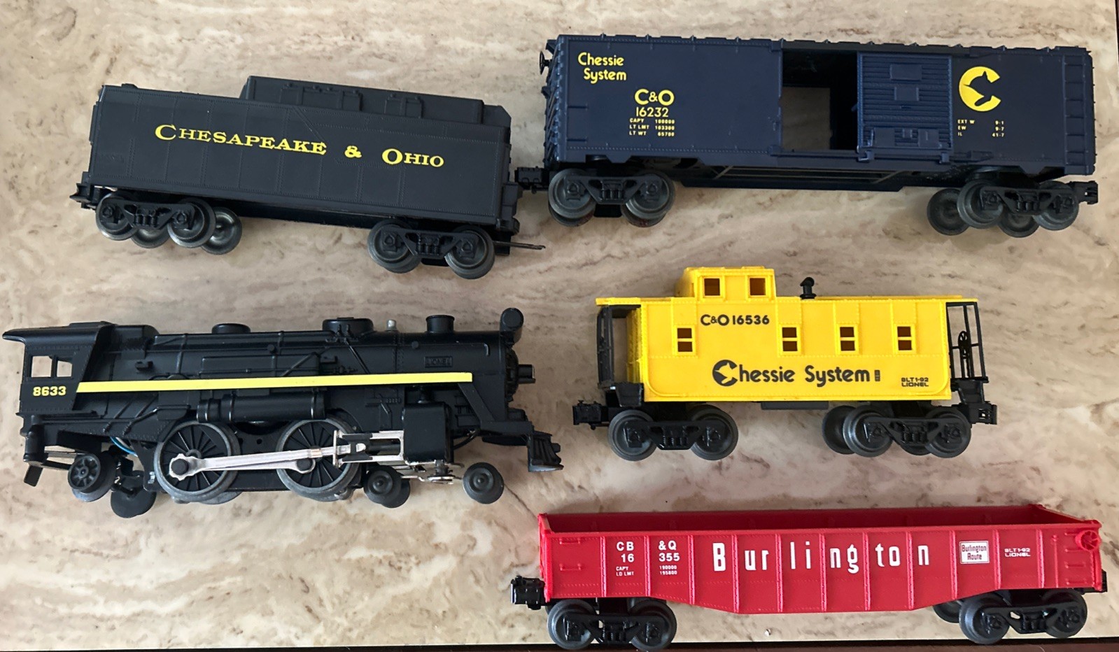 Lionel 8633 O Gauge Chesapeake & Ohio 4-4-2 Steam Locomotive, C&O Train Cars Lot