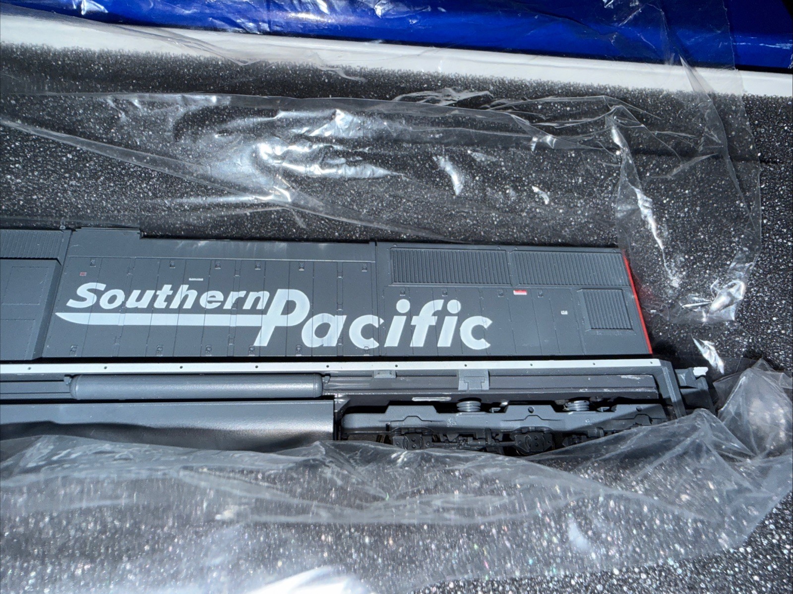 ATHEARN GENESIS HO SCALE G6125 SOUTHERN PACIFIC SD70M SP#9803 NOS
