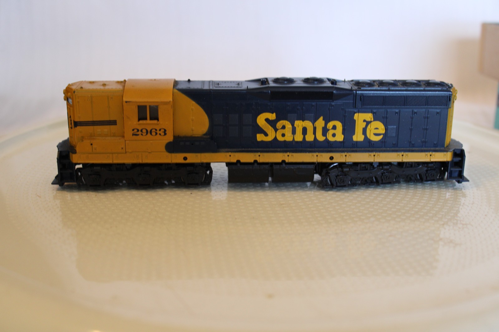 HO Scale Athearn, SD9 Diesel Locomotive, Santa Fe, Blue Yellow, #2963 – 3801