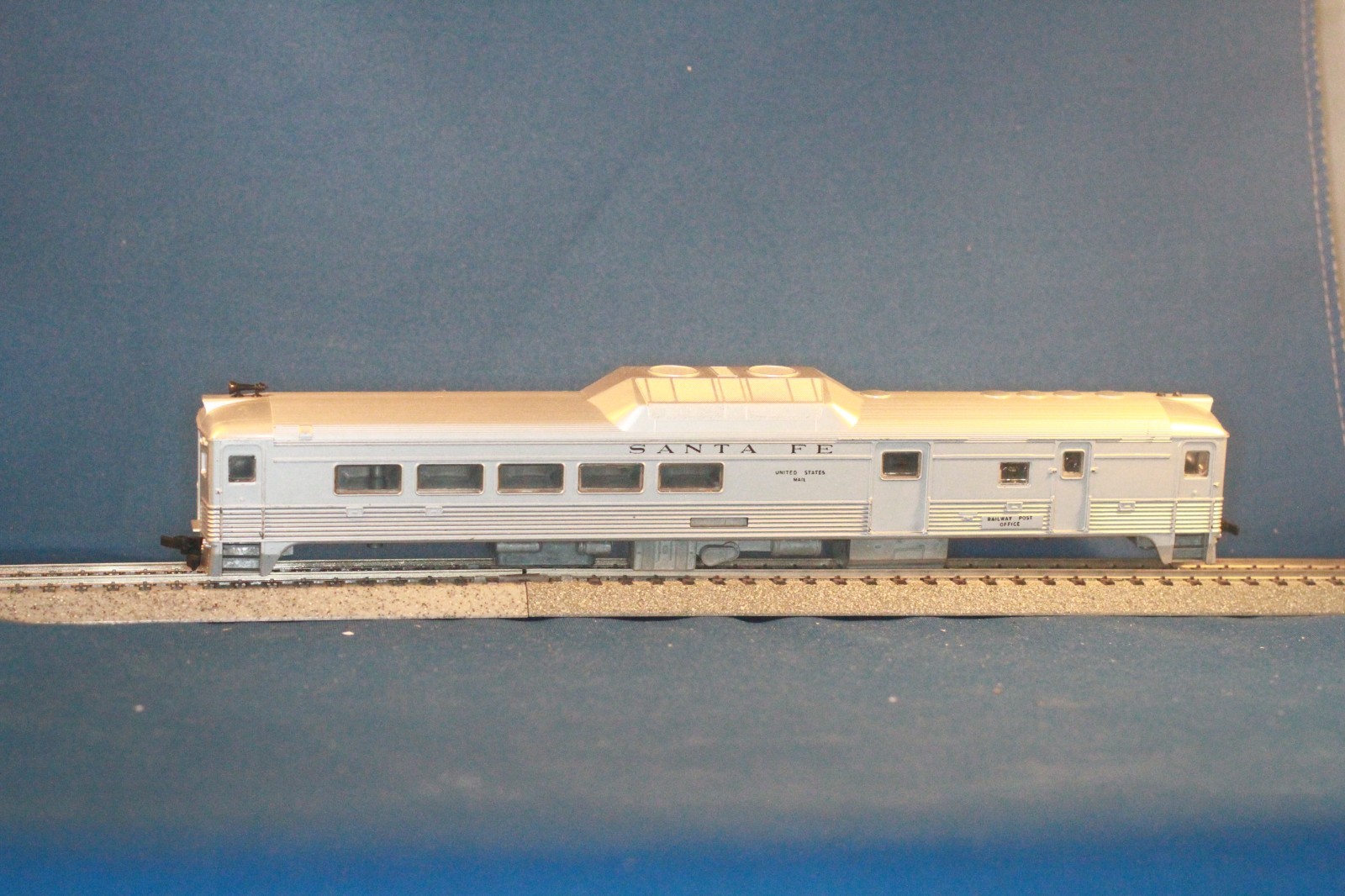 JP HO Athearn Budd RDC-3 RPO Rail Diesel Car Santa Fe – Unpowered – no trucks