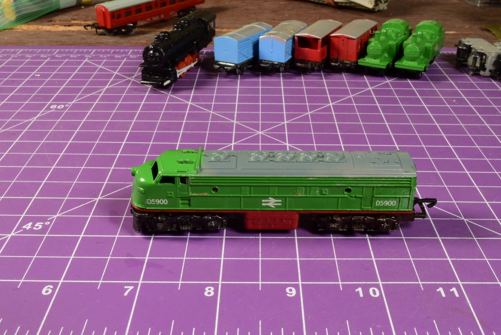 N/OOO SCALE – Lone Star Treble-O-Trains green Locomotive F series even